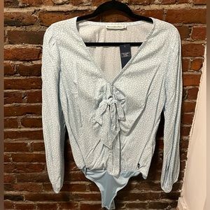 NWT - Abercrombie light blue and white bodysuit - SZ M